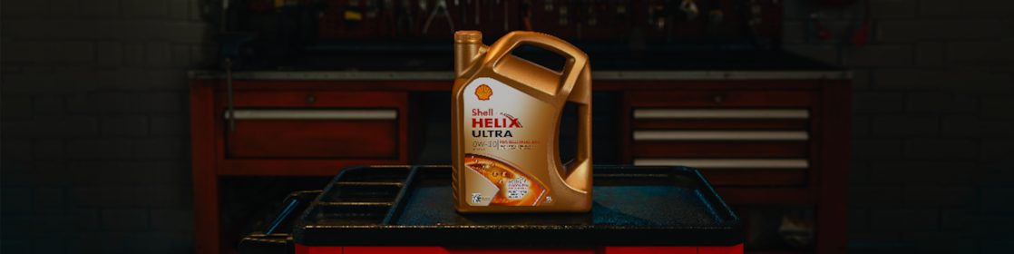 Botol oli Shell Helix Ultra.