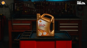 Botol oli Shell Helix Ultra.