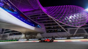 Mobil balap sedang melintasi arena sirkuit Yas Marina di Abu Dhabi.