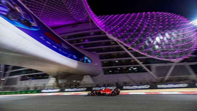 Mobil balap sedang melintasi arena sirkuit Yas Marina di Abu Dhabi.