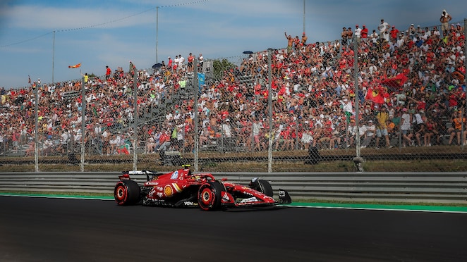 Penonton sedang menyaksikan balapan dari tribun.