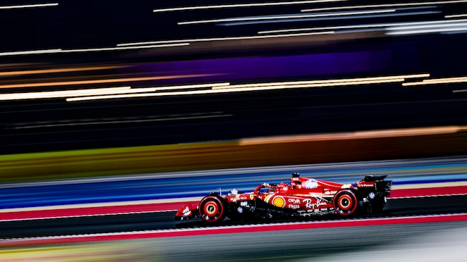Penonton sedang menyaksikan balap di sirkuit Yas Marina, Abu Dhabi.