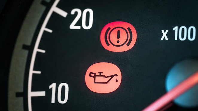 Informasi tentang oli di dasbor mobil.