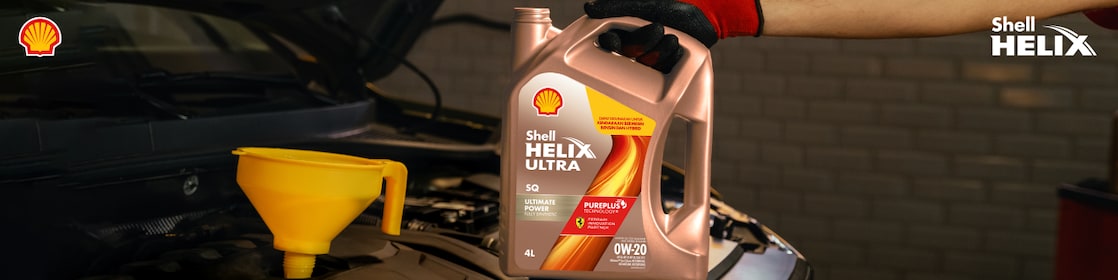 Pria memegang heliks ultra shell