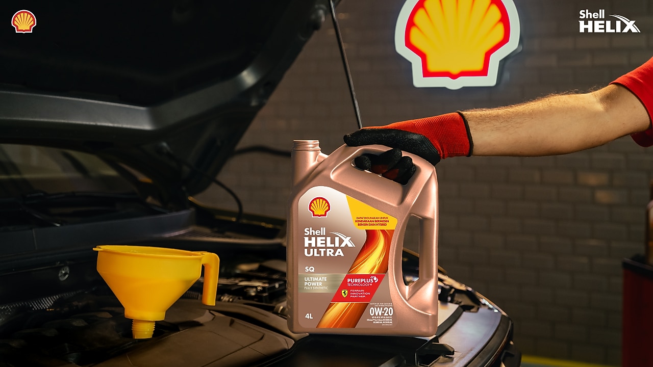 Pria memegang heliks ultra shell