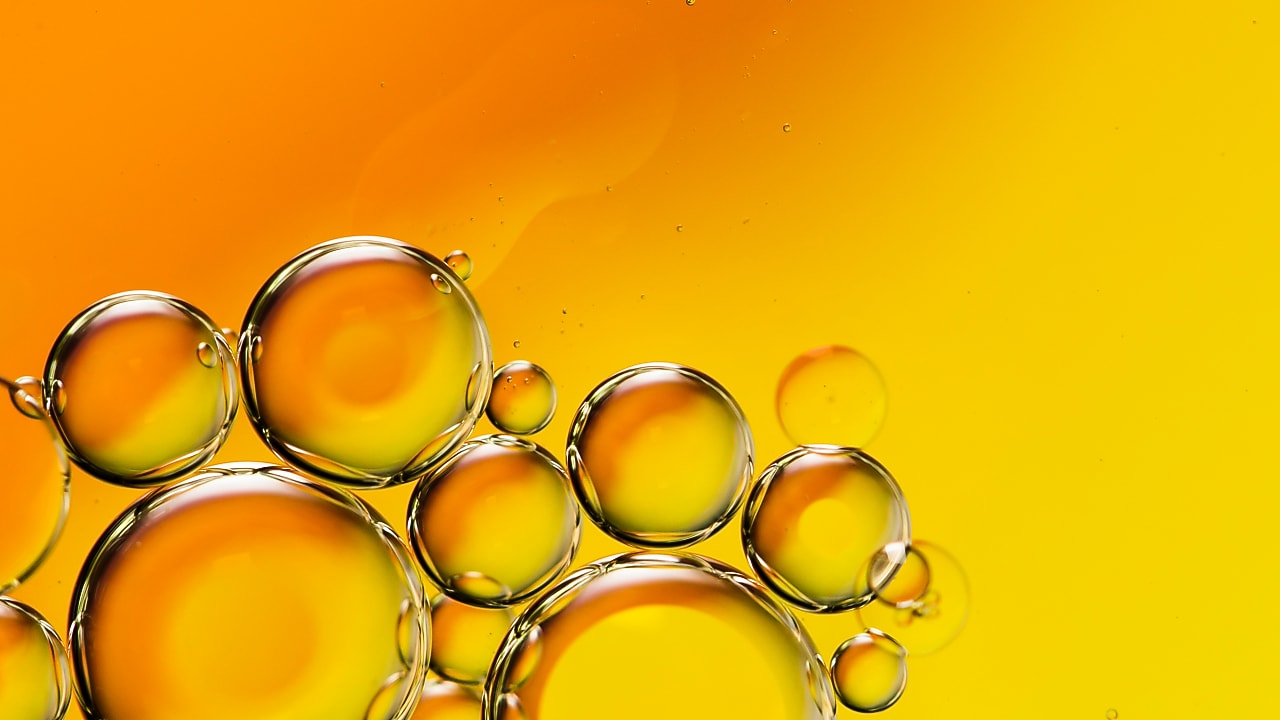 Tingkat kekentalan pelumas mesin mobil.