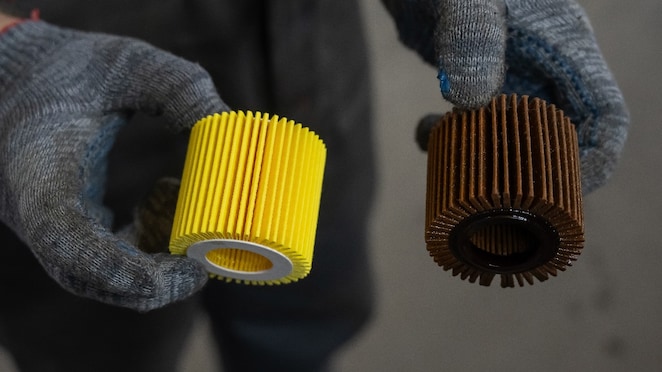 Filter oli yang biasanya terdapat pada mesin mobil.