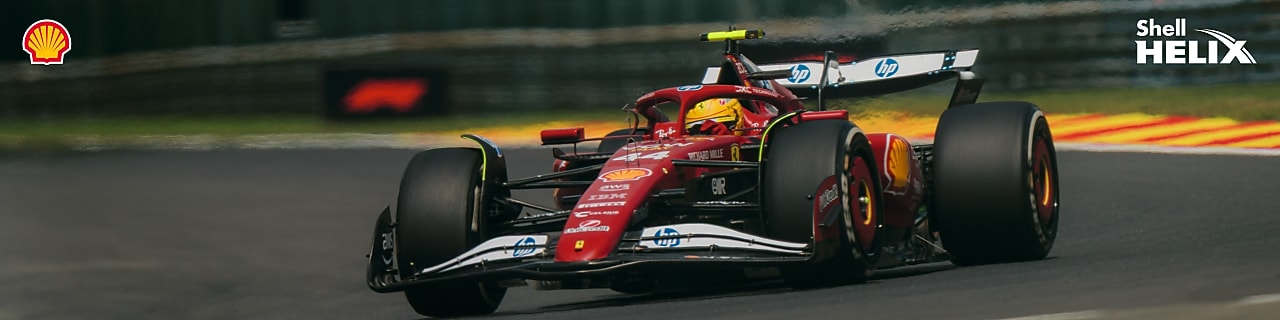 Tampak depan mobil balap Ferrari yang sedang melaju di sirkuit.