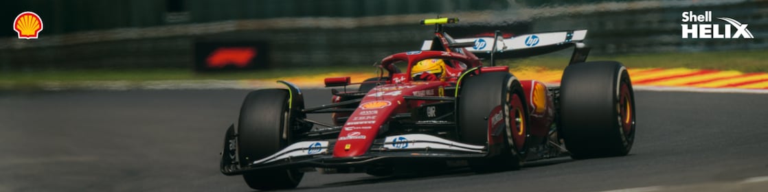 Tampak depan mobil balap Ferrari yang sedang melaju di sirkuit.