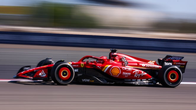 Mobil balap tim Ferrari yang berkolaborasi dengan Shell.