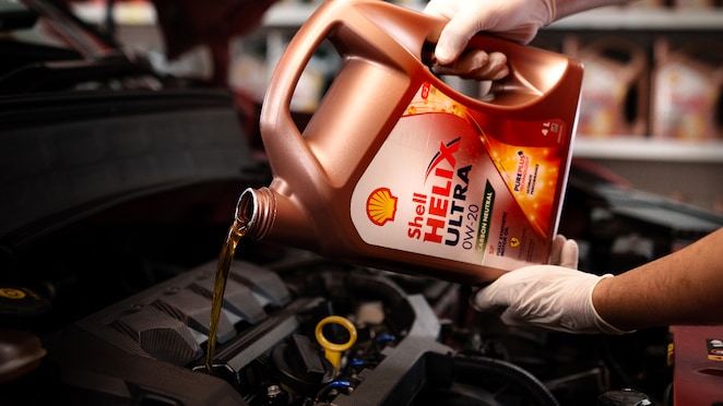 Shell Helix Ultra sedang dituangkan ke dalam mesin mobil.