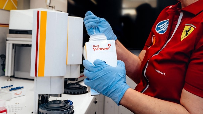 Kerja sama Scuderia Ferrari HP dengan Shell Helix di Grand Prix Spanyol.