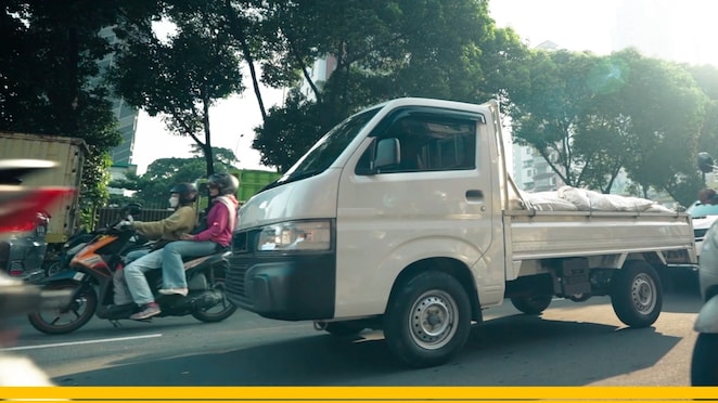 Truk pengangkut barang di jalan kota.