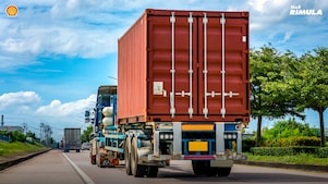 Truk berat melaju di tengah perjalanan.