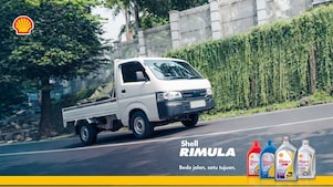 Mobil pikap sedang melaju