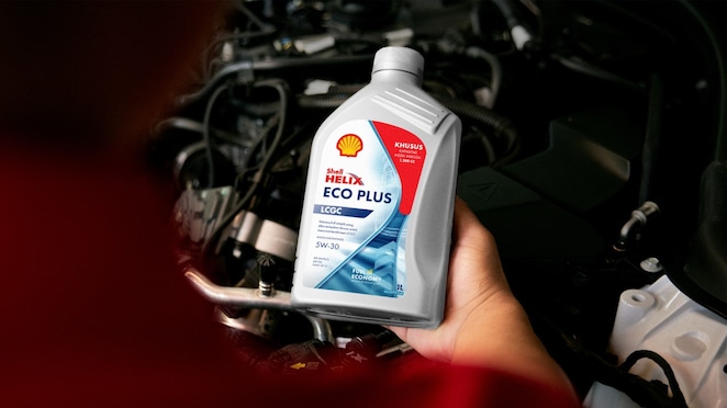 Oli khusus mesin mobil LCGC Shell Helix Eco Plus.