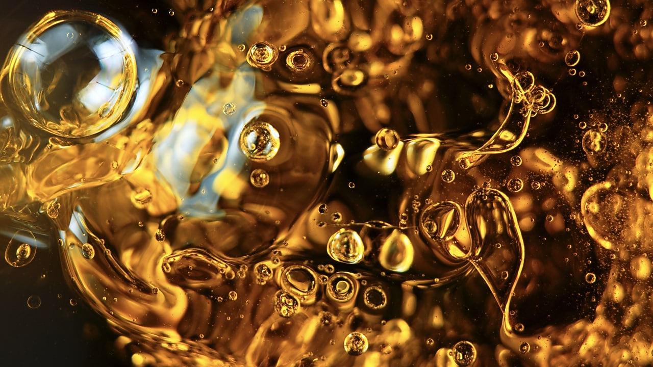 Cairan oli mobil tampak dekat.