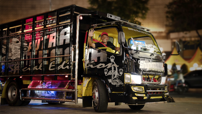 Agus Tegar dan truk berat kesayangannya.