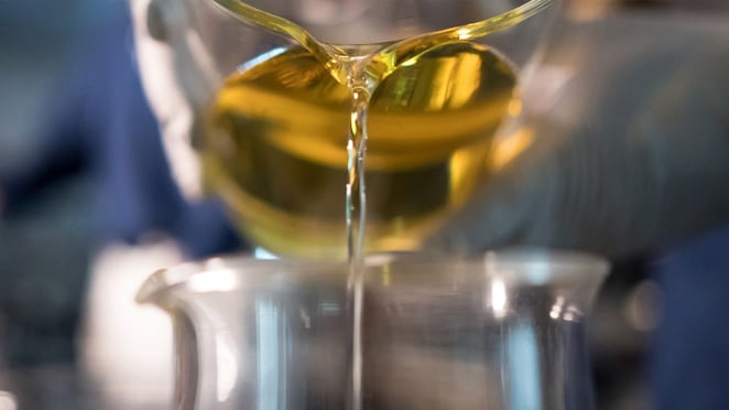 Ilustrasi pengolahan oli sintetis.