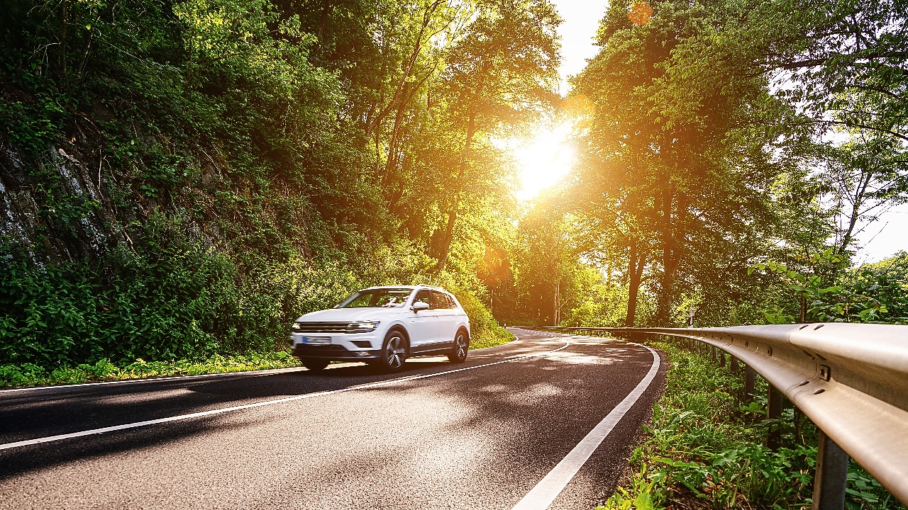 Mobil yang melepaskan emisi karbon dari knalpot