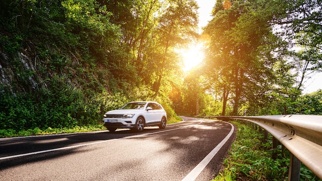 Mobil yang melepaskan emisi karbon dari knalpot