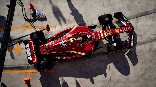 Tim Scuderia Ferrari HP sedang mempersiapkan mobil balapnya di pit lane.