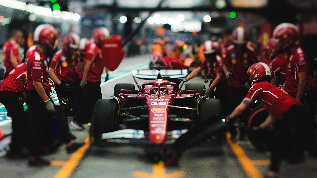 Mobil F1 Scuderia Ferrari di garasi