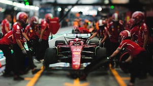 Mobil F1 Scuderia Ferrari di garasi