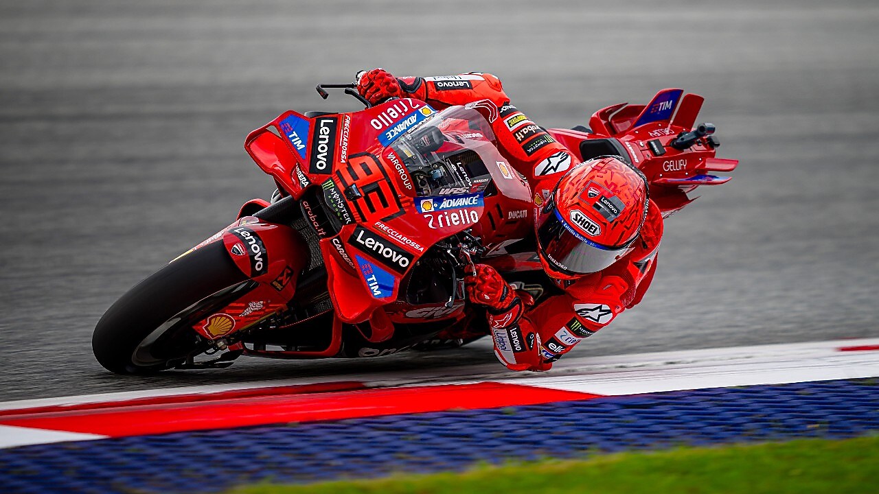 Ducati superbike dan pembalap berpacu mengelilingi sudut arena balap