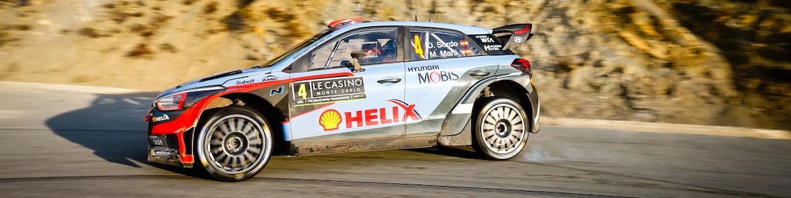 Mobil reli meluncur di tikungan dalam kejuaraan reli dunia