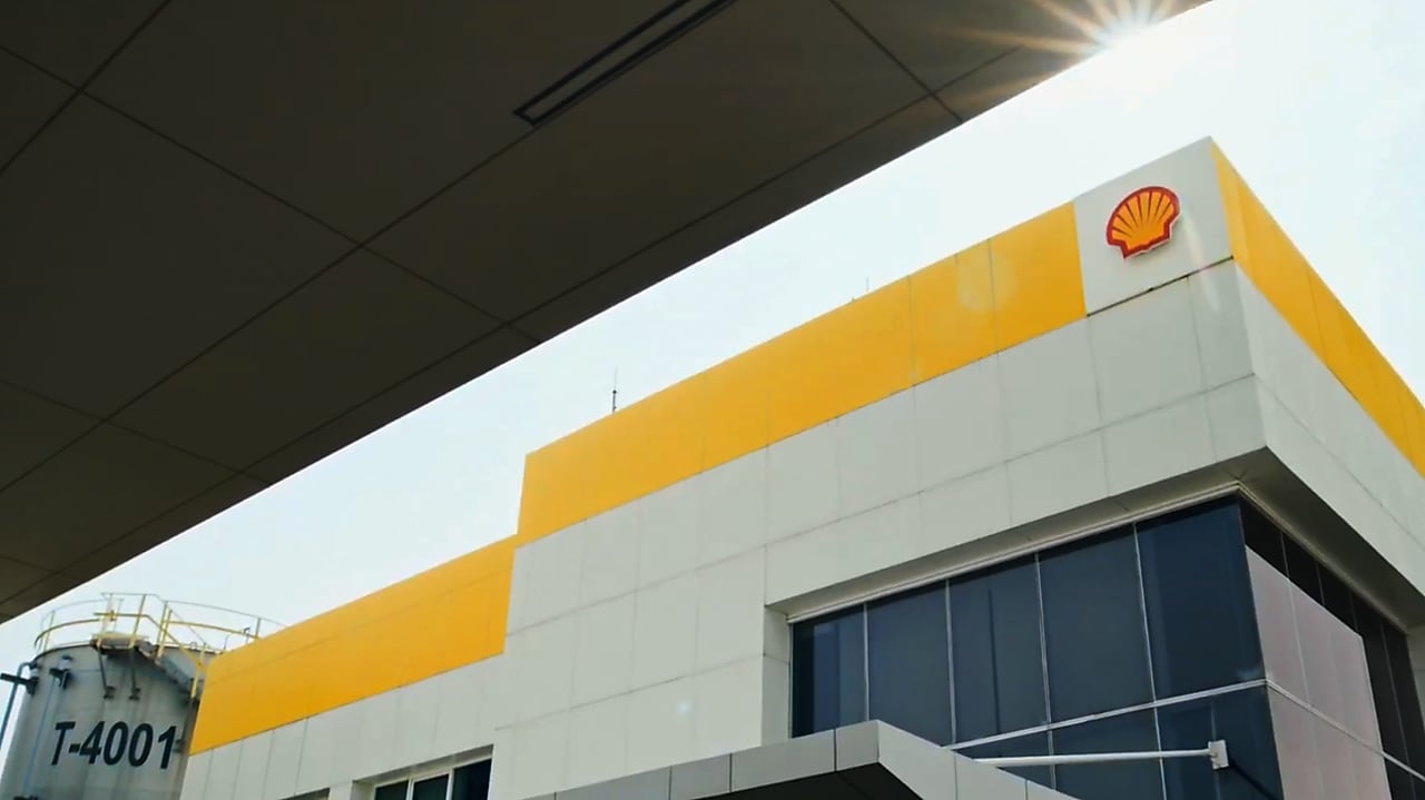Exterior view of the Shell lubricants factory in Marunda with the Shell logo on the building.
