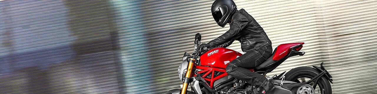 Pria mengendarai sepeda motor yang menggunakan Pelumas Mesin Unggulan untuk Sepeda Motor