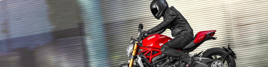 Pria mengendarai sepeda motor yang menggunakan Pelumas Mesin Unggulan untuk Sepeda Motor
