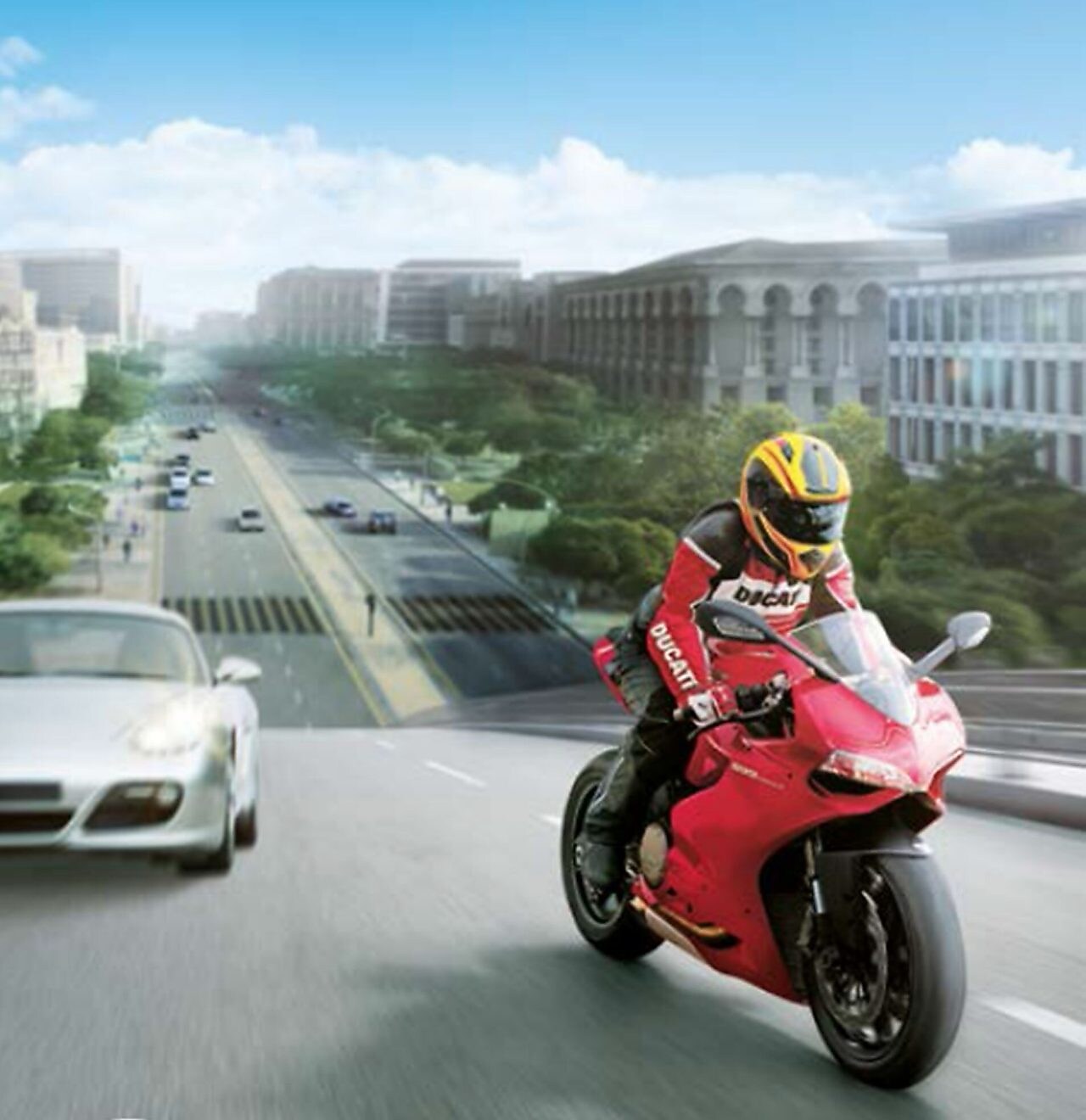 Pengendara sepeda motor merah di jalan dengan latar belakang mobil dan gedung