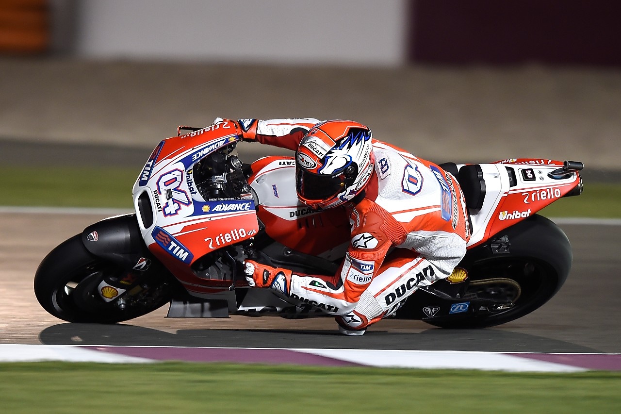 Pembalap ducati mengendarai sepeda motornya