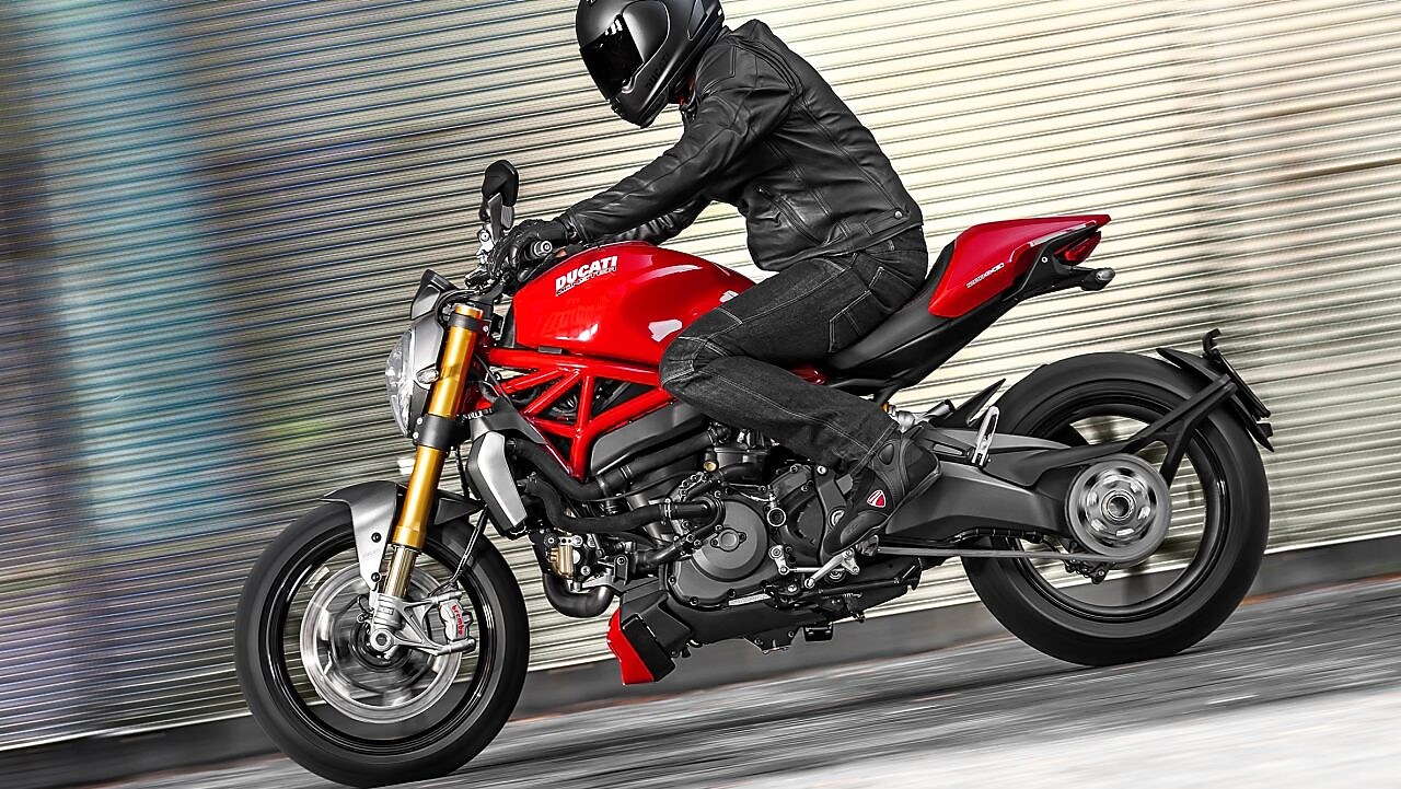 Pria mengendarai sepeda motor yang menggunakan Pelumas Mesin Unggulan untuk Sepeda Motor