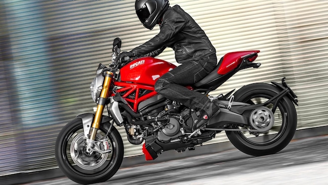 Pria mengendarai sepeda motor yang menggunakan Pelumas Mesin Unggulan untuk Sepeda Motor