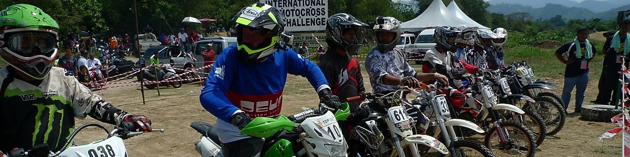 Sepeda motor motorcross berjajar di awal perlombaan
