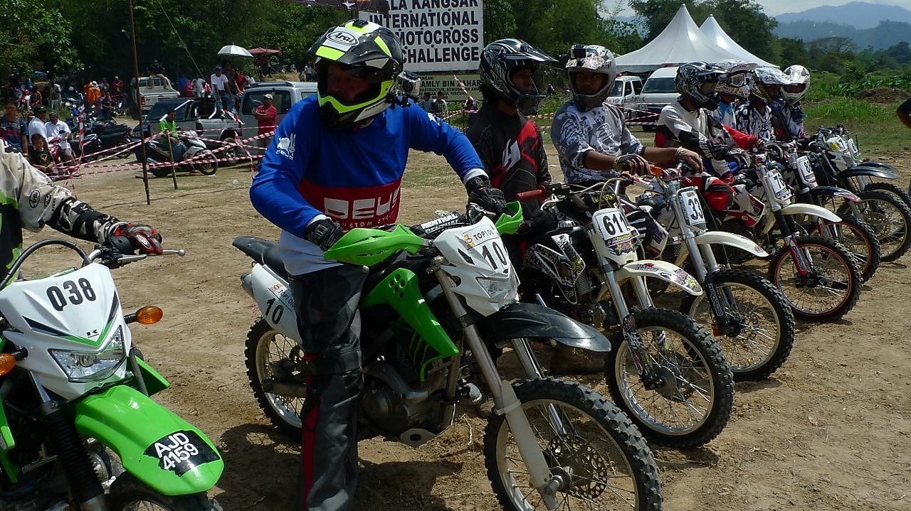 Sepeda motor motorcross berjajar di awal perlombaan