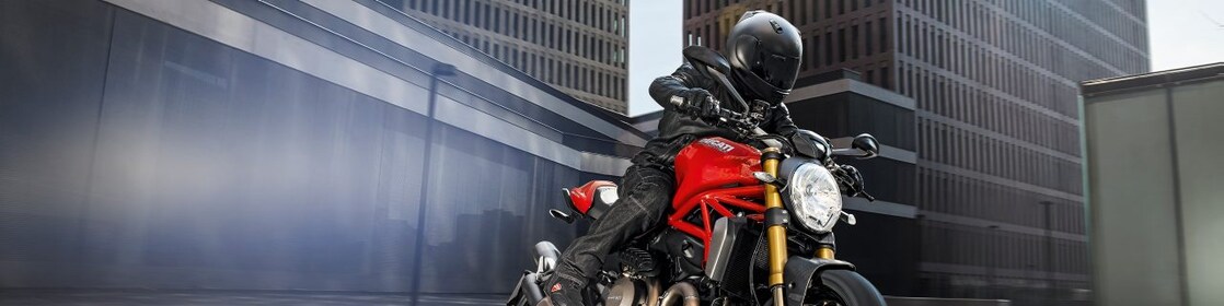 pengendara motor premium mengendarai sepeda motor