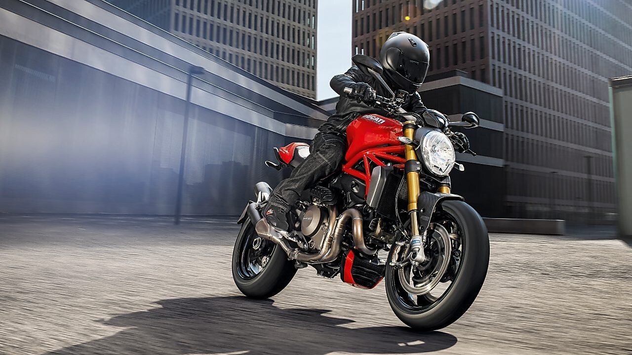 pengendara motor premium mengendarai sepeda motor