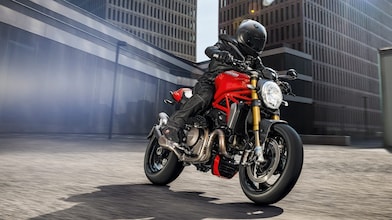 pengendara motor premium mengendarai sepeda motor