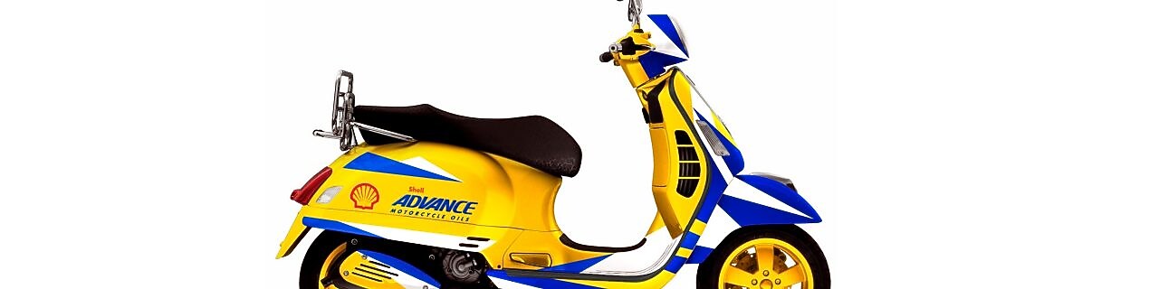 Kendaraan skuter berwarna cerah dengan logo Shell