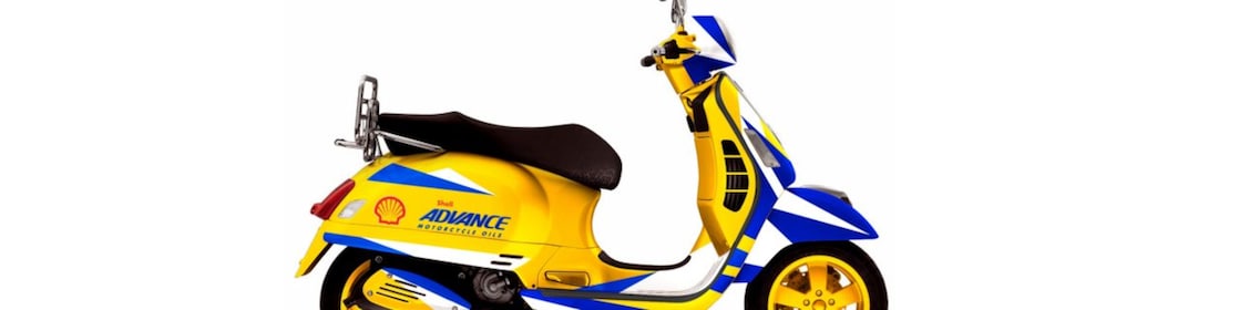 Kendaraan skuter berwarna cerah dengan logo Shell