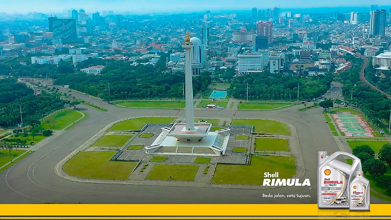Pemandangan udara Monumen Nasional (Monas) di Jakarta dengan logo Shell Rimula dan kemasan produk Shell Rimula LD4 Extra di bagian bawah gambar.