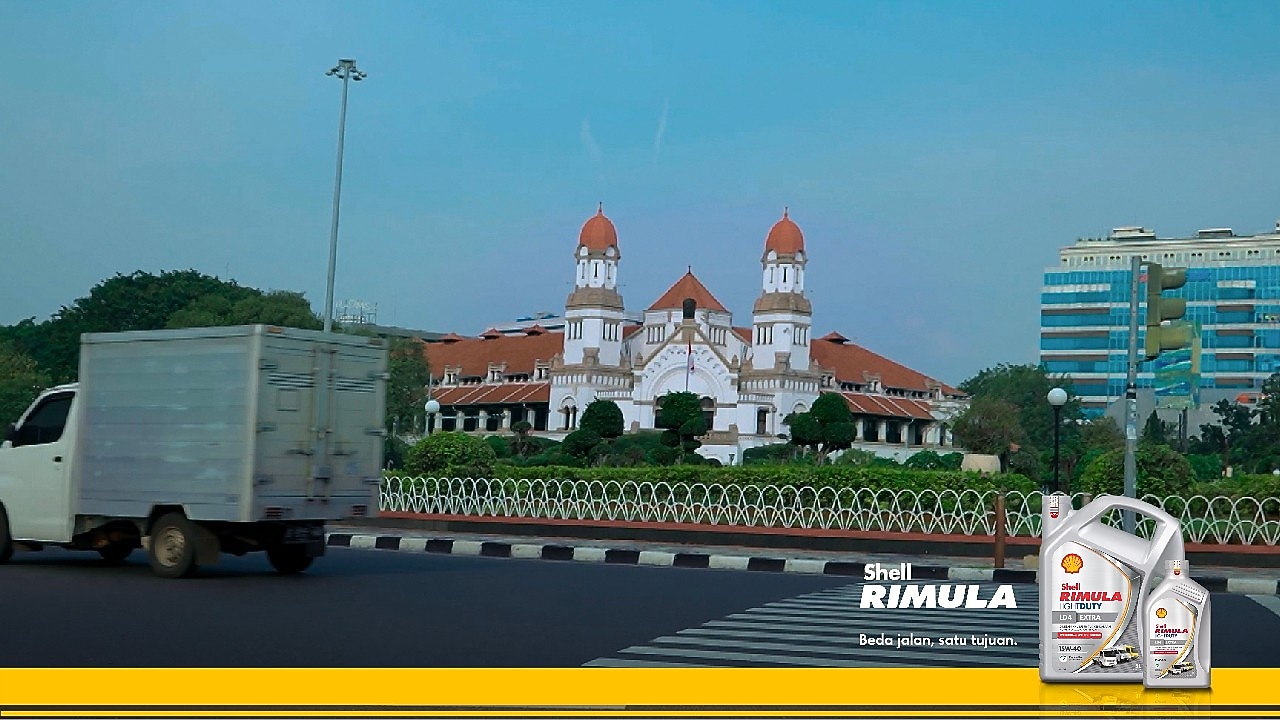 Pemandangan udara Monumen Nasional (Monas) di Jakarta dengan logo Shell Rimula dan kemasan produk Shell Rimula LD4 Extra di bagian bawah gambar.