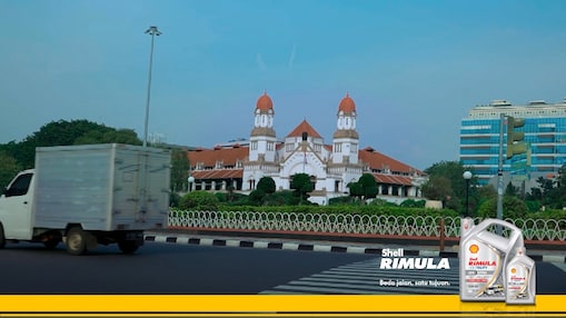 Pemandangan udara Monumen Nasional (Monas) di Jakarta dengan logo Shell Rimula dan kemasan produk Shell Rimula LD4 Extra di bagian bawah gambar.