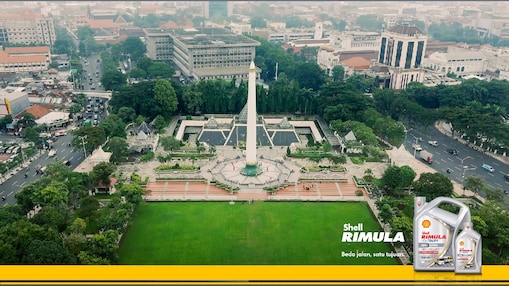 Pemandangan udara Monumen Nasional (Monas) di Jakarta dengan logo Shell Rimula dan kemasan produk Shell Rimula LD4 Extra di bagian bawah gambar.