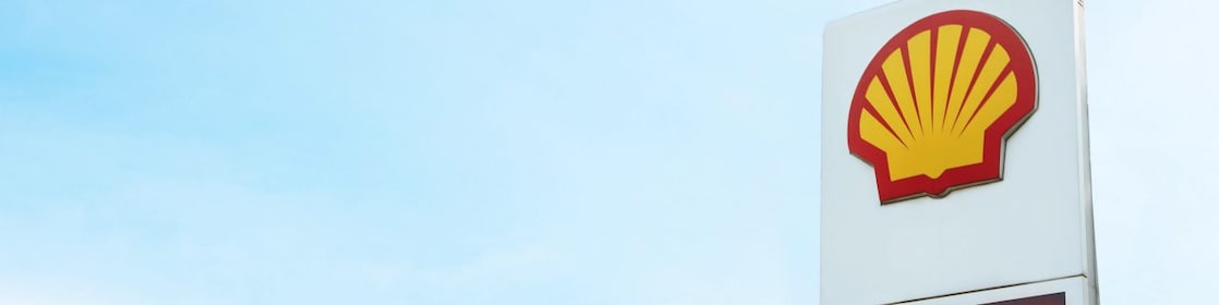 Seseorang mengisi tangki kendaraan dengan bahan bakar