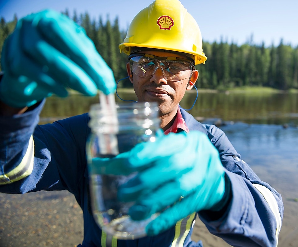 Koordinator Lingkungan Shell menguji sampel air